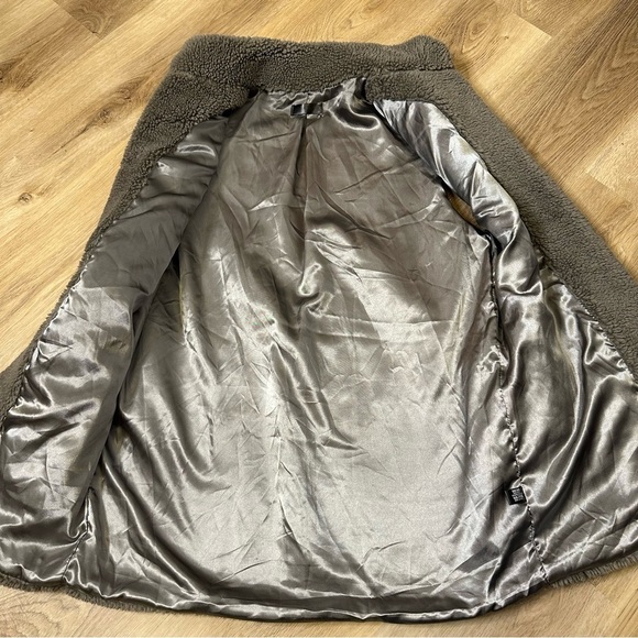 JANICE Grey Faux Fur Full Zip Vest OS - Picture 4 of 7